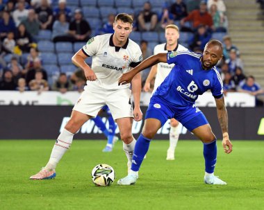 Leicester City 'den Jordan AYEW, 27 Ağustos 2024' te Leicester, Leicester, Birleşik Krallık 'taki King Power Stadyumu' nda Leicester City ve Tranmere Rovers arasındaki Carabao Kupası maçında Bran WALKER 'ı savunuyor.