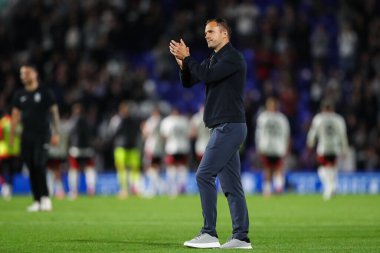 Birmingham City 'nin Chris Davies teknik direktörü, Birmingham City' nin 27 Ağustos 2024 'te St Andrews, Birmingham' da oynadığı Carabao Kupası maçından sonra ev sahibi taraftarları alkışlıyor.