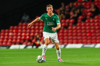 Plymouth Argyle takımından Kornel Szucs, Carabao Kupası 'nda Watford-Plymouth Argyle maçında topla koşuyor.