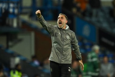 Richard Keogh Blackpool geçici koçu, Carabao Cup maçının sonunda taraftarlarıyla Blackburn Rovers 'a karşı Blackpool maçını 27 Ağustos 2024' te Ewood Park, Blackburn, İngiltere 'de kutluyor.