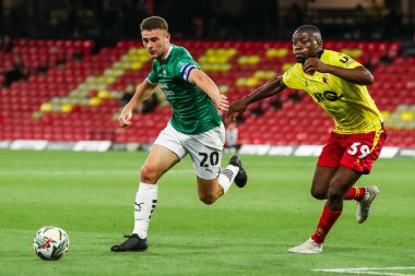 Plymouth Argyle 'dan Adam Randell, Watfordlu Edo Kayembe tarafından 27 Ağustos 2024' te Vicarage Road, Watford, İngiltere 'de oynanan Carabao Kupası maçı sırasında baskı altına alındı.