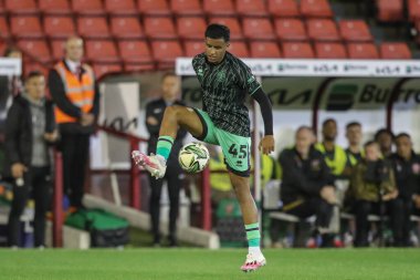 Sheffield United takımından Sal Sachdev, Barnsley - Sheffield United maçında topu kontrol ediyor. Oakwell, Barnsley, Birleşik Krallık 'ta, 27 Ağustos 2024' te.