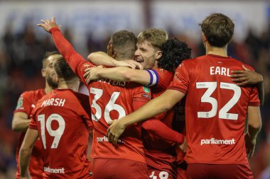 Barnsley 'den Max Watters, 27 Ağustos 2024' te Oakwell, Barnsley, İngiltere 'de oynanan Carabao Kupası Barnsley-Sheffield United maçında 1-0 kazanma golünü kutluyor.