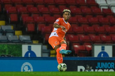 Blackpool 'dan Jordan Lawrence-Gabriel, 21 Ağustos 2024' te Blackburn Rovers 'ın Blackpool' a karşı oynadığı Carabao Kupası maçında pas verdi.