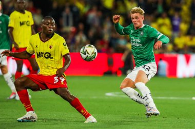Watford 'dan Edo Kayembe, 27 Ağustos 2024' te Watarage Road, Watford, Birleşik Krallık 'ta oynanan Carabao Kupası karşılaşmasında Plymouth Argyle' a karşı Plymouth maçında Plymouth Argyle 'dan Will Jenkins Davies ile birlikte bulundurmak için mücadele ediyor.