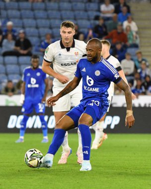 Leicester City 'den Jordan AYEW, 27 Ağustos 2024' te Leicester, Leicester, Birleşik Krallık 'taki King Power Stadyumu' nda Leicester City ve Tranmere Rovers arasındaki Carabao Kupası maçında Bran WALKER 'ı savunuyor.