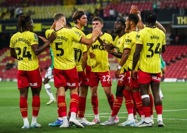 Watford 'dan Mileta Rajoviç, takımın Carabao Kupası' ndaki Watford-Plymouth Argyle maçında 27 Ağustos 2024 'te Watford, İngiltere' deki Vicarage Road 'da attığı ilk golü takım arkadaşlarıyla kutluyor.