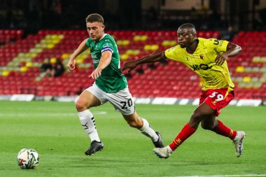 Plymouth Argyle 'dan Adam Randell, Watfordlu Edo Kayembe tarafından 27 Ağustos 2024' te Vicarage Road, Watford, İngiltere 'de oynanan Carabao Kupası maçı sırasında baskı altına alındı.