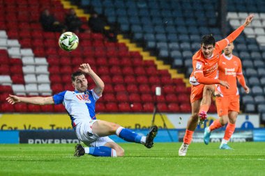 Blackpool 'dan Rob Apter, Blackburn Rovers' ın 27 Ağustos 2024 'te Ewood Park, Blackburn' de oynadığı Carabao Kupası karşılaşmasında kalede şut çekiyor.