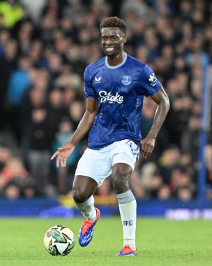 Everton 'dan Tim Iroegbunam, 27 Ağustos 2024' te Goodison Park, Liverpool 'da oynanan Everton-Doncaster maçında pas arıyor.