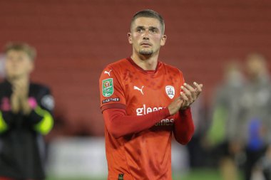 Barnsley 'den Max Watters, Carabao Kupası maçından sonra Oakwell, Barnsley, Barnsley, İngiltere' de oynanan Barnsley-Sheffield United maçında ev sahibi taraftarları alkışlıyor.