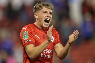 Barnsley 'li Aiden Marsh, takım arkadaşı Max Watters' ın Carabao Kupası maçında aldığı 1-0 'lık skoru kutluyor. Barnsley, Sheffield United' a karşı. Oakwell, Barnsley, Birleşik Krallık 'ta, 27 Ağustos 2024