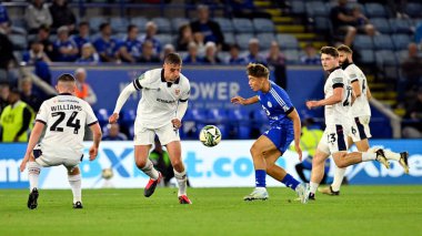 Tranmere Rovers 'dan Tom DAVIES ve Tranmere Rovers' dan Josh WILLIAMS, Leicester City 'nin 27 Ağustos 2024' te King Power Stadyumu 'nda oynanan Leicester City-Tranmere Rovers maçında Leicester City saldırısına karşı savunma yapıyorlar.