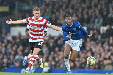Everton oyuncusu Beto, 27 Ağustos 2024 'te Goodison Park, Liverpool' da oynanan Everton-Doncaster maçında topu takip ediyor.