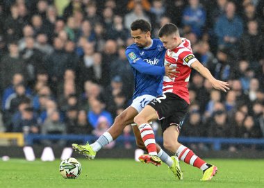 Everton 'dan Iliman Ndiaye ve Doncaster Rovers takımından Patrick Kelly, 27 Ağustos 2024' te Goodison Park, Liverpool 'da oynanan Carabao Kupası karşılaşmasında top için mücadele ettiler.