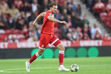 Middlesbrough 'dan Dan Barlaser, Carabao Kupası' nda Middlesbrough 'a karşı Stoke City, Riverside Stadyumu' nda oynanan maçta topla birlikte, 27 Ağustos 2024