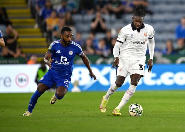 Leicester City 'den Ricardo PEREIRA ve Tranmere Rovers takımından Omari PATRICK, 27 Ağustos 2024' te King Power Stadyumu 'nda oynanan Leicester City - Tranmere Rovers maçında top için mücadele ettiler.