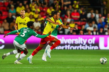 Watford 'dan Tom Ince, Carabao Kupası karşılaşmasında Plymouth Argyle takımından Nathanael Ogbeta' nın baskısı altında. Watford - Plymouth Argyle - Vicarage Road, Watford, Birleşik Krallık, 27 Ağustos 2024