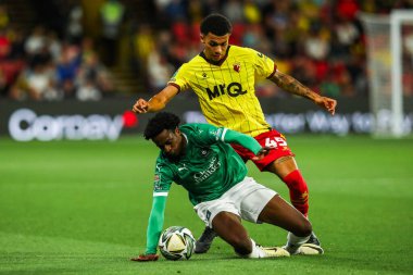Watford faul takımından Ryan Andrews Carabao Kupası karşılaşmasında Plymouth Argyle takımından Nathanael Ogbeta 'ya karşı Vicarage Road, Watford, Birleşik Krallık, 27 Ağustos 2024