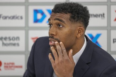 Barnsley 'li Donovan Pines, 27 Ağustos 2024' te İngiltere 'nin Oakwell kentinde oynanan Carabao Kupası Barnsley-Sheffield United maçında basın toplantısında konuşma yaptı.