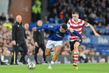 Everton 'dan Iliman Ndiaye, 27 Ağustos 2024' te İngiltere 'nin Liverpool kentinde Goodison Park' ta oynanan Carabao Kupası karşılaşmasında Doncaster Rovers 'dan Patrick Kelly' yi oyaladı.
