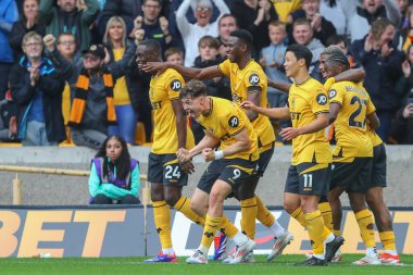 Wolverhampton Wanderers takımından Jrgen Strand Larsen, 25 Ağustos 2024 'te İngiltere' nin Molineux kentinde oynanan Premier League maçında Wolverhampton Wanderers Chelsea 'ye karşı 2-2' lik galibiyet golünü kutluyor.