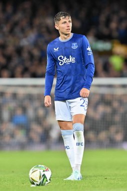 Everton 'dan Jesper Lindstrm, 27 Ağustos 2024' te Goodison Park, Liverpool 'da oynanan Everton-Doncaster maçında serbest atış için bekliyor.