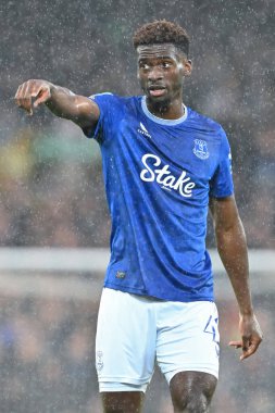 Everton 'dan Tim Iroegbunam, 27 Ağustos 2024' te Goodison Park, Liverpool 'da Everton ve Doncaster Rovers arasındaki Carabao Kupası maçında talimat verdi.