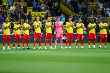 Oyuncular, maç yetkilileri ve taraftarları, Carabao Kupası karşılaşması öncesinde Sven-Goran Eriksson 'u alkışlamak için dakikalar içinde Vicarage Road, Watford, Birleşik Krallık' ta Watford 'a karşı Plymouth Argyle, 27 Ağustos 2024