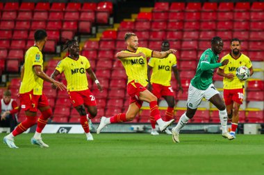 Plymouth Argyle takımından Mustafa Bundu, Carabao Kupası karşılaşmasında topu Watford 'a karşı Plymouth Argyle, Watford, Birleşik Krallık' ta 27 Ağustos 2024 'te fırlattı.