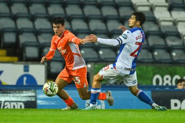 Blackpool 'dan Rob Apter, 21 Ağustos 2024' te Blackburn, İngiltere 'de oynanan Blackburn Rovers-Blackpool maçında Blackburn Rovers maçında Blackburn Rovers' ın John Buckley 'e meydan okumasından kaçtı.