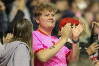 Barnsley taraftarları Barnsley 'nin 27 Ağustos 2024' te Oakwell, Barnsley, Birleşik Krallık 'ta oynanan Carabao Kupası maçında 1-0 kazanmasını kutluyorlar.