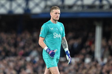 Everton 'dan Jordan Pickford, Everton' dan Dwight McNeil 'i, 27 Ağustos 2024' te Goodison Park, Liverpool 'da oynanan Carabao Kupası maçında Everton, Doncaster Rovers' a karşı 1-0 Everton 'lık galibiyetini kutluyor.
