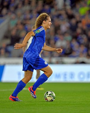 Leicester City 'den Wout FAES 27 Ağustos 2024' te King Power Stadyumu 'nda Leicester City - Tranmere Rovers maçında topla saldırıyor.