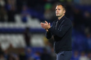 Birmingham City 'nin Chris Davies teknik direktörü, Birmingham City' nin 27 Ağustos 2024 'te St Andrews, Birmingham' da oynadığı Carabao Kupası maçından sonra ev sahibi taraftarları alkışlıyor.