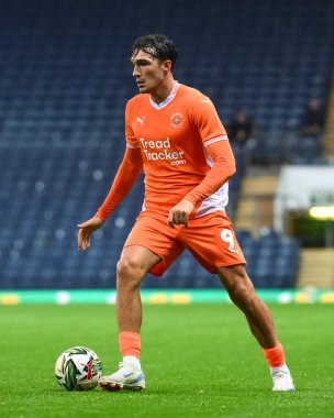 Blackpool 'dan Jake Beesley, Blackburn Rovers' ın 27 Ağustos 202 'de Ewood Park, Blackburn' de Blackpool 'a karşı oynadığı Carabao Kupası maçında hareket halinde.