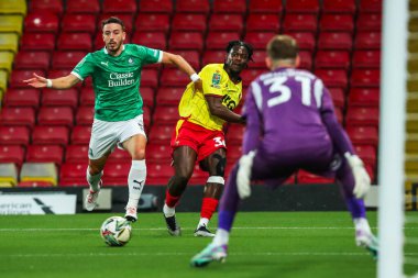 Watford 'dan Kwadwo Baah, Carabao Cup maçı sırasında Plymouth Argyle takımından Julio Pleguezuelo' nun baskısı altında. Watford - Plymouth Argyle - Vicarage Road, Watford, Birleşik Krallık, 27 Ağustos 202