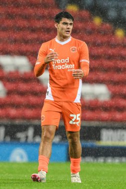 Blackpool 'dan Rob Apter, 27 Ağustos 202' de İngiltere 'nin Blackburn kentinde oynanan Blackburn Rovers-Blackpool maçında takımına talimat verdi.