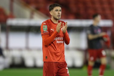 Barnsley 'den Corey O' Keeffe, 27 Ağustos 202 'de Oakwell, Barnsley, Birleşik Krallık' ta oynanan Carabao Kupası maçından sonra ev sahibi taraftarları alkışlıyor.