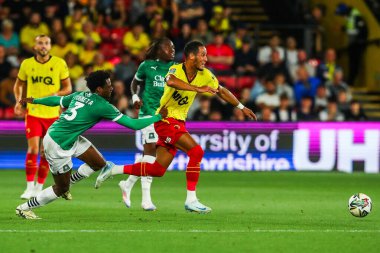 Watford 'dan Tom Ince, Carabao Kupası karşılaşmasında Plymouth Argyle takımından Nathanael Ogbeta' nın baskısı altında. Watford - Plymouth Argyle - Vicarage Road, Watford, Birleşik Krallık, 27 Ağustos 202