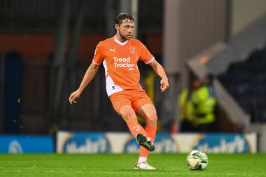 Blackpool 'dan Matthew Pennington, Blackburn Rovers' ın 27 Ağustos 202 'de Ewood Park, Blackburn' de oynadığı Carabao Kupası karşılaşmasında görev başında.