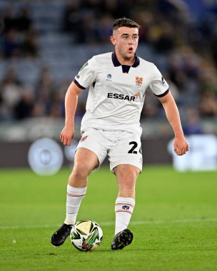 Tranmere Rovers takımından Josh WILLIAMS, 27 Ağustos 202 'de King Power Stadyumu' nda Leicester City - Tranmere Rovers maçında topla saldırıyor.
