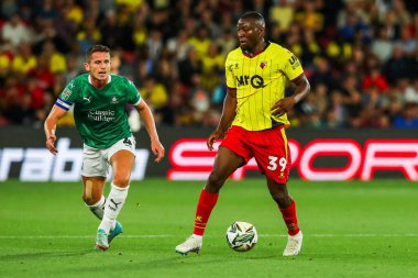 Watford 'dan Edo Kayembe, Carabao Kupası karşılaşmasında Plymouth Argyle takımından Jordan Houghton tarafından 27 Ağustos 202' de Watarage Road, Watford, İngiltere 'de oynanan Plymouth Argyle maçında baskı altına alındı.