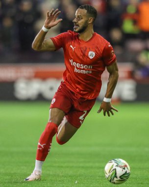 Barnsley 'den Barry Cotter, 27 Ağustos 202' de Oakwell, Barnsley, İngiltere 'de oynanan Barnsley-Sheffield United maçında topa vuruyor.