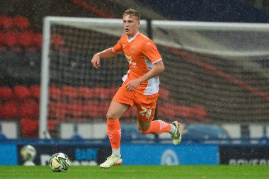 Blackpool 'dan Ryan Finnigan, 21 Ağustos 202' de Ewood Park, Blackburn, İngiltere 'de oynanan Blackburn Rovers-Blackpool Carabao Kupası maçında topa vuruyor.