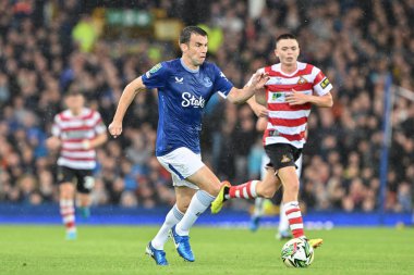 Everton 'dan Samus Coleman, 27 Ağustos 2024' te İngiltere 'nin Liverpool kentinde Goodison Park' ta oynanan Everton-Doncaster maçında topu ileri atıyor.