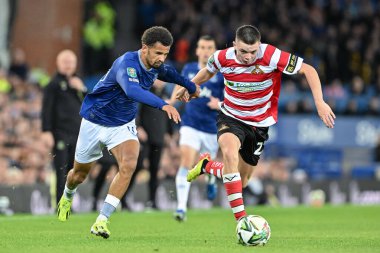 Everton 'dan Iliman Ndiaye, 27 Ağustos 202' de İngiltere, Liverpool 'daki Goodison Park' ta oynanan Carabao Kupası karşılaşmasında Doncaster Rovers 'ın Patrick Kelly' i kovaladı.