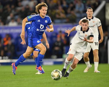 Leicester City 'den Wout FAES 27 Ağustos 202' de King Power Stadyumu 'nda Leicester City ve Tranmere Rovers arasındaki Carabao Kupası maçında Tranmere defansı tarafından kovalanan topla saldırıyor.