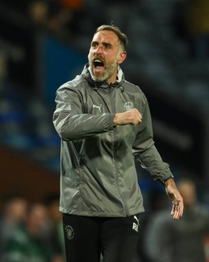 Richard Keogh Blackpool geçici koçu, Carabao Cup maçının sonunda taraftarlarla birlikte Blackburn Rovers 'a karşı Blackpool maçını 27 Ağustos 202' de Ewood Park, Blackburn, İngiltere 'de kutluyor.