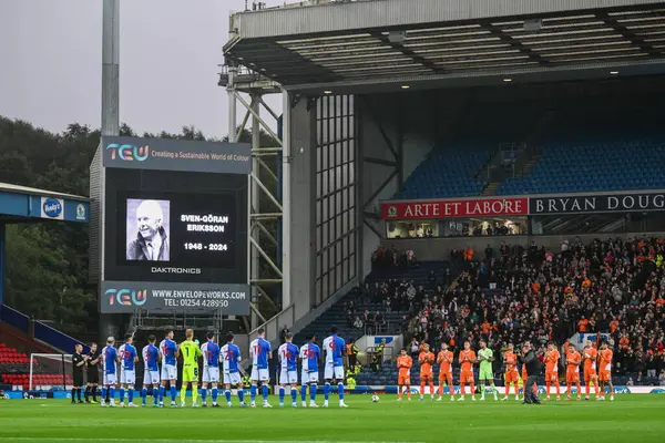 Blackpool ve Blackburn oyuncuları, Carabao Kupası 'nda Blackburn Rovers' a karşı Blackpool, Blackburn, Birleşik Krallık, 27 Ağustos 2024 'te oynanan son Sven-Gran Eriksson maçına saygı duruşunda dakikalar boyunca alkışladılar.